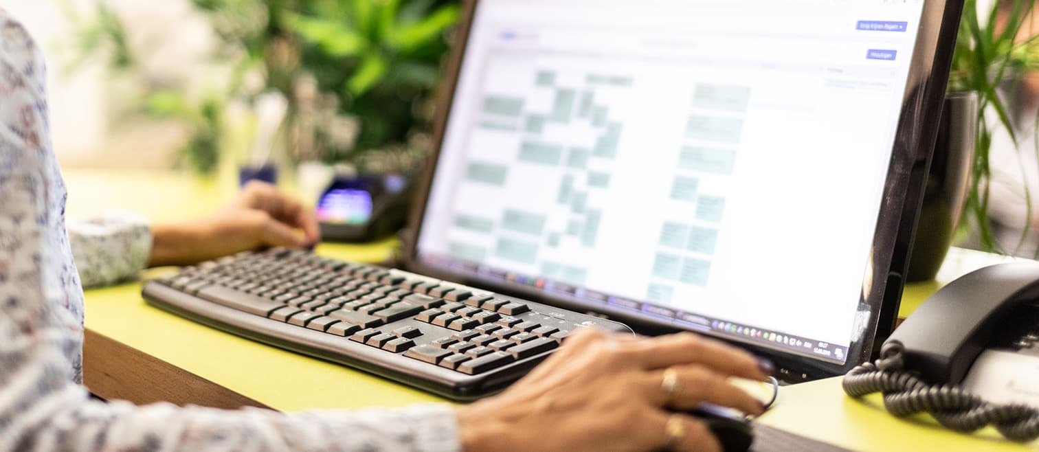 PRAXSYS Praxissoftware auf einem Computerbildschirm in einer Therapiepraxis